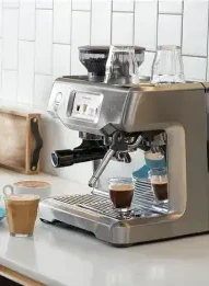 Maria en train de préparer un café